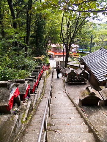 穴谷霊水の坂